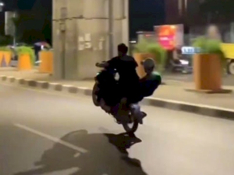 Aksi freestyle yang dilakukan remaja di Jalan AP Pettarani Makassar viral. @Jejakfakta/Tangkapan Layar
