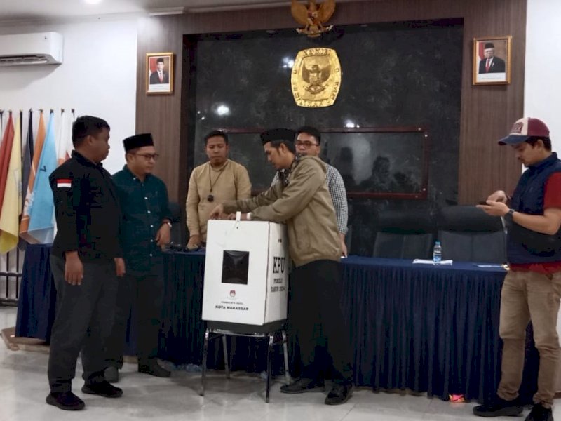 Ketua KPU Kota Makassar Hambaliee memasang segel kotak suara usai penutupan rapat pleno terbuka rekapitulasi hasil perolehan suara Pemilu 2024 tingkat kota di Aula Kantor KPU, Jalan Perumnas Antang Raya, Makassar, Sulawesi Selatan, Sabtu (9/3/2024) dini hari. @Jejakfakta/Samsir