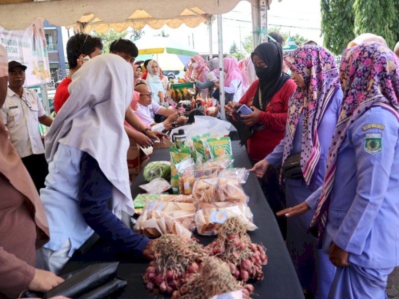 Pemerintah kabupaten Pinrang melalui Dinas Ketahanan Pangan menggelar Gerakan Pangan Murah di Halaman Masjid Agung Al-Munawwir, Rabu (6/3/2024). @Jejakfakta/dok. Humas Pemkab Pinrang