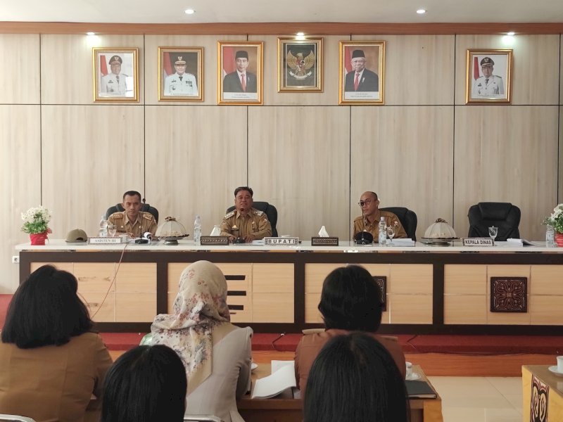 Bupati Toraja Utara, Yohanis Bassang memimpin rapat terkait UKL-UPL rencana relokasi RSUD Pongtiku di Ruang Pola Perkantoran Gabungan Dinas Marante, Kantor Bupati Toraja Utara (5/03/2024). @Jejakfakta/dok. Humas Kominfo-SP Pemkab Torut
