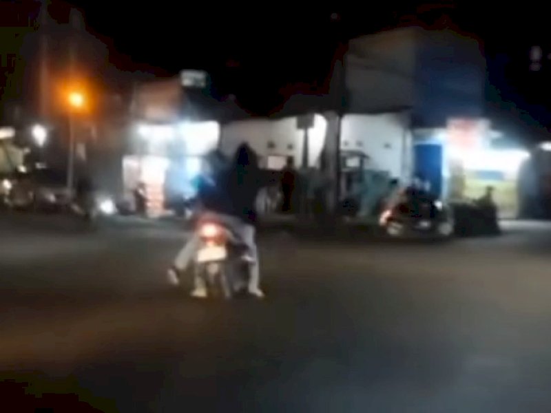 Polisi sebut pelaku yang diduga membawa bususr panah di Jalan AP. Pettarani sedang dalam kondisi mabuk sehingga pada saat di jalan nyaris membahayakan pengendara lain. @Jejakfakta/Tangkapan layar
