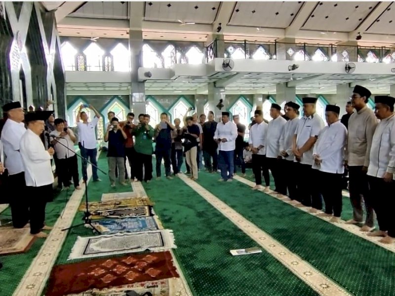  Ketua Umum DMI, Jusuf Kalla (JK) melantik pengurus baru mesjid Al Markaz Periode 2024-2029 di Masjid Al Markaz Al Islami Makassar, Minggu (10/3/2024). @Jejakfakta/dok. Humas DMI 