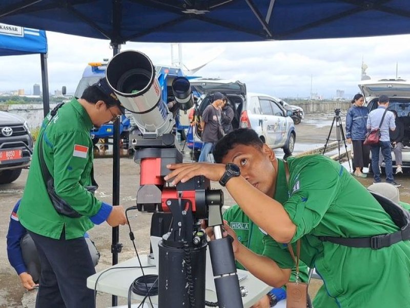 Kemenag Sulsel bersama BMKG Wilayah 4 Makasaar saat memantau hilal di Rooftop Mal GTC di Jalan Metro Tanjung Bunga, Kecamatan Talamate, Makassar, Minggu (10/3/2024) sore.(Kompas.com/Darsil Yahya M)

