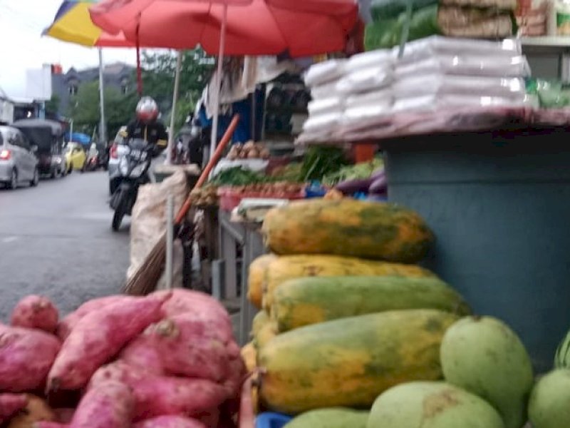 Harga buah pepaya melonjak naik menjelang bulan ramadan di Pasar Toddopuli, Makassar, Sabtu (09/03/2024). Kenaikan harga rerata Rp 10 ribu per buahnya. @Jejakfakta/Samsir