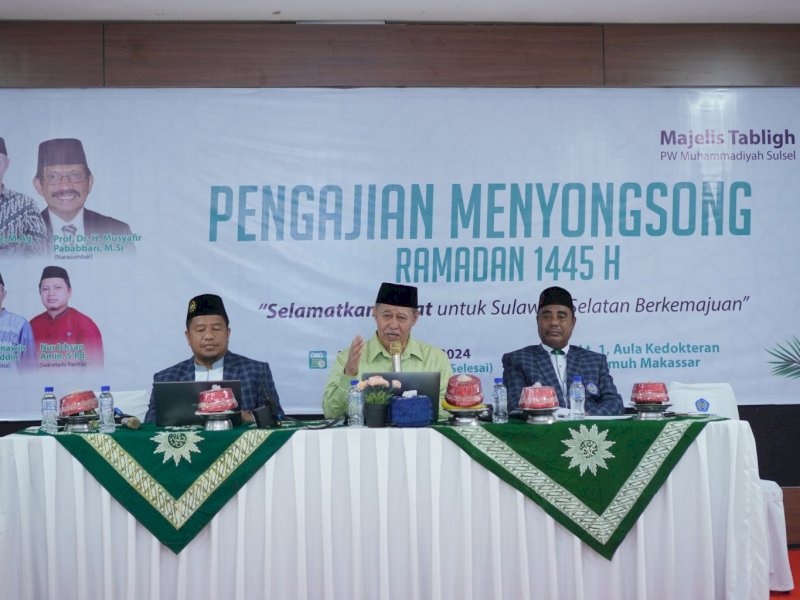 Ketua Pimpinan Wilayah Muhammadiyah (PWM) Sulawesi Selatan, Prof Ambo Asse memberikan sambutan saat menyelenggarakan pengajian dengan tema &ldquo;Selamatkan Umat&rdquo; di Kampus Unismuh Makassar, Minggu (11/10/2024). @Jejakfakta/dok. Unismuh 