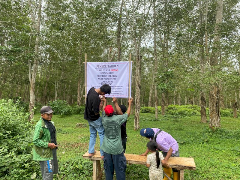 Warga di Desa Bonto Mangiring, Tamatto, Swatani dan Balleanging Bulukumba memasang papan bicara hak kepemilikan tanah, Minggu (9/3/2024). @Jejakfakta/dok. LBH Makassar