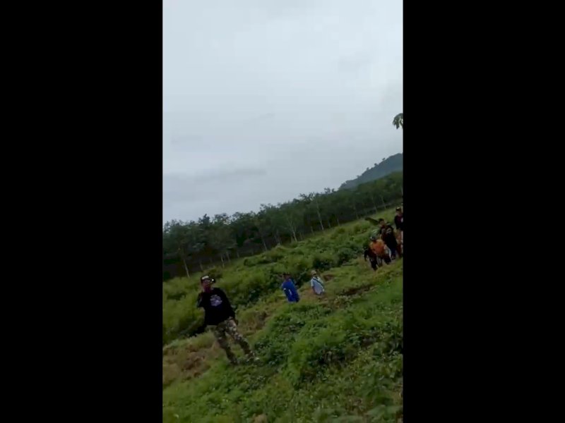 Tangkapan layar video pihak keamanan PT. Lonsum bersama aparat Brimob mengusir warga pemilik SHM yang sedang menanam pisang. @Jejakfakta/Samsir