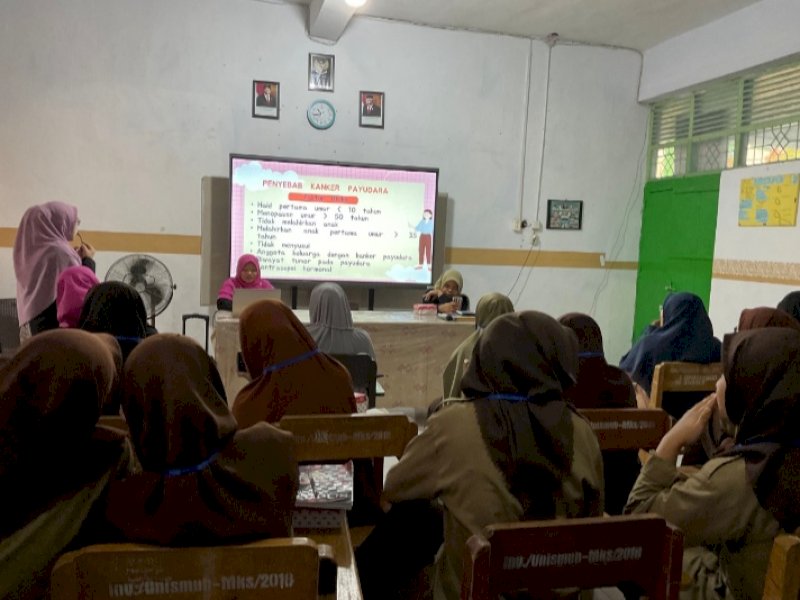 Dosen Universitas Muhammadiyah Makassar gelar kegiatan penyuluhan deteksi dini kanker payudara  di MAS Muallimin Muhammadiyah Cabang Makassar, Jalan Muhammadiyah, Kota Makassar, Sabtu (10/3/2024). @Jejakfakta/dok. Suara Muhammadiyah