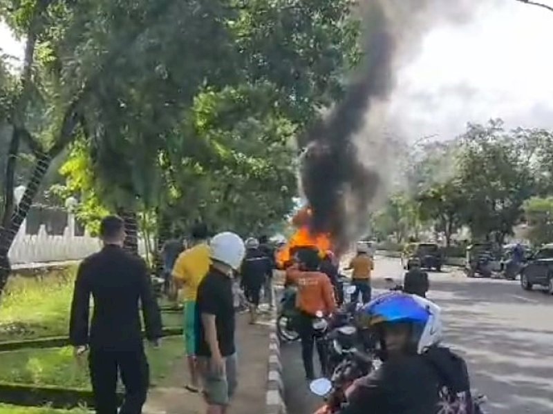 Sebuah mobil terbakar di depan Kantor Gubernur Sulsel, Jalan Urip Sumoharjo, Kota Makassar, Selasa (12/3/2024). @Jejakfakta/Tangkapan Layar