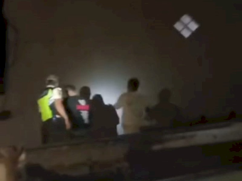 Pelaku percobaan pencurian tertangkap basah oleh warga di Jalan Alauddin 2, Kecamatan Tamalate, Kota Makassar, Senin (11/3/2024). @Jejakfakta/Tangkapan Layar