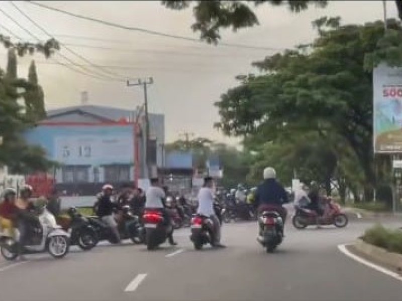  Sejumlah remaja diduga melakukan aksi balap liar dan freestyle di Jalan Tun Abdul Razak, Kecamatan Somba Opu, Kabupaten Gowa, Sulawesi Selatan, Selasa (12/3/2024). Aksi remaja tersebut tertangkap kamera pengendara. @Jejakfakta/Tangkapan Layar
