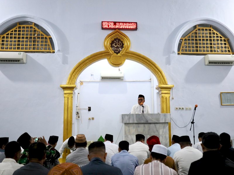 Wali Kota Makassar Moh Ramdhan Pomanto  ceramah singkat pada subuh pertama Ramadan 1445 H di Masjid Nurul Al-Aqsa Jalan Amirullah, Makassar,  Selasa (12/3/2024). @Jejakfakta/dok. Humas Pemkot Makassar