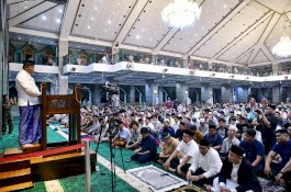 Tarawih Malam Kedua Ramadan di Masjid Al-Markaz, Bahtiar Baharuddin Sampaikan Gerakan Berbagi Bahagia