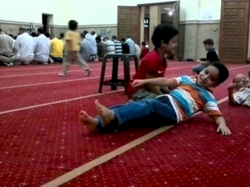 Anak-anak bermain di masjid saat orang tua salat berjamaah. (Ist)
