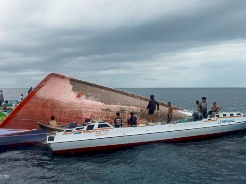 Kapal penangkap ikan KM Dewi Jaya 2 terdampar di Perairan Kabupaten Kepulauan Selayar, Selasa (12/3/24). Kapal ini diduga kecelekaan pada Sabtu (09/03/2024) dini hari.