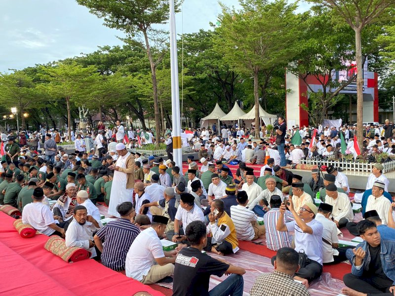 Ribuan warga kota Makassar hadiri buka puasa bersama atau iftar terpanjang yang di gelar Pemkot Makassar kerjasama Kedubes Arab Saudi di Anjungan Pantai Losari Makassar, Rabu (13/3/2024). @Jejakfakta/Atri