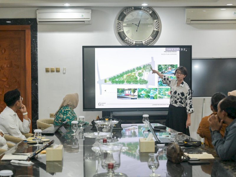 Pihak CSR Kalla Group memaparkan Detail Enginering Design (DED) yaitu perencanaan terkait rencana revitalisasi taman Hasanuddin di Kediaman Pribadi Wali Kota Makassar Jalan Amirullah, Rabu (13/03/2024). @Jejakfakta/dok. Humas Pemkot Makassar