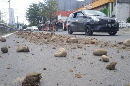 Material Batu dan Tanah Berserakan di Jalan Pengayoman&nbsp;