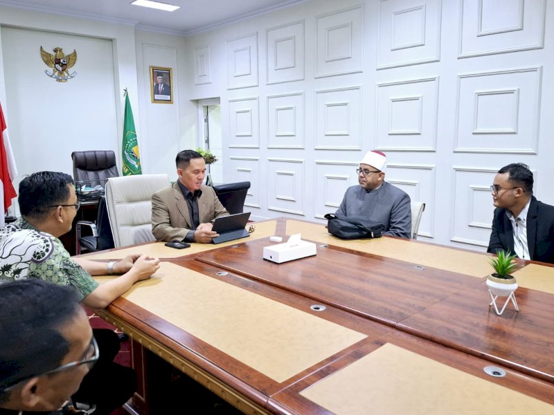 Kanwil Kementerian Agama Provinsi Sulawesi Selatan (Sulsel) kedatangan Dai Syeikh Mahmud Abdul Malik Ahmad Hasan dan disambut di ruang kerja Kepala Kanwil Kemenag Sulsel, Kamis (14/3/2024). @Jejakfakta/dok. Humas Kemenag Sulsel