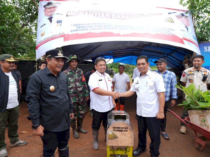 Penyerahkan bantuan satu unit alat perajang pisang bagi masyarakat di Kecamatan Mare, Kabupaten Bone. Penyerahan dilakukan di sela peninjauan lahan budidaya pisang Cavendish, di Desa Batugading, kemarin, Rabu (13/3/2024). @Jejakfakta/dok. Humas Pemprov Sulsel