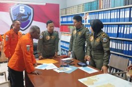 Pesawat Boeing 737-200 TNI AU Bantu Basarnas Cari ABK Kapal Yuiee Jaya 2 Lewat Udara