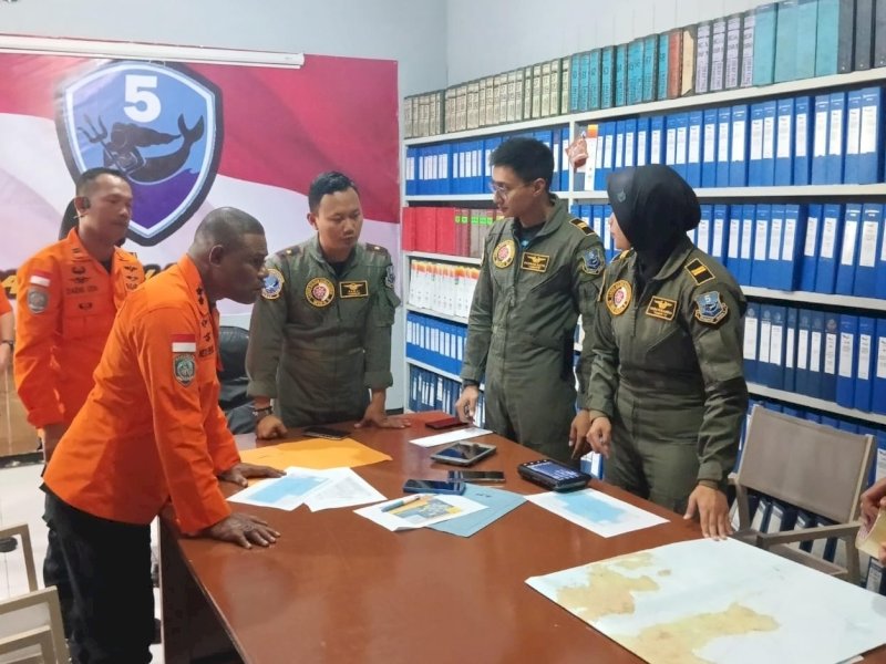 Basarnas Makassar berkoordinasi dengan Tim Pesawat Boeing 737-200 TNI AU di Skadron 5 Lanud Hasanuddin Makassar yang ikut dikerahkan melakukan pencarian pada Kamis (14/3/2024). @Jejakfakta/dok. Basarnas Makassar