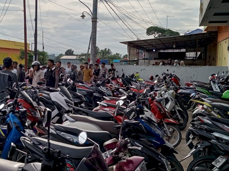 Sebanyak 256 unit kendaraan motor yang diamanakan Satlantas Polres Gowa dalam operasi balap liar di hari ke-10 ramadan. @Jejakfakta/Samsir