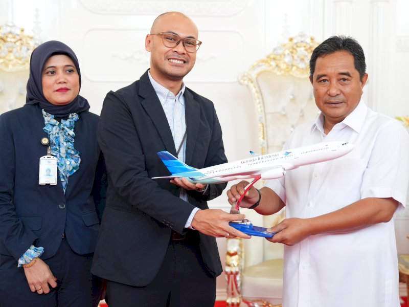 Pj Gubernur Bahtiar Baharuddin bersama General Manager (GM) Garuda Indonesia, Wayang Gilang Aditya Subawa, di Rumah Jabatan Gubernur, Kamis (14/3/2024). @Jejakfakta/dok. Humas Pemprov Sulsel