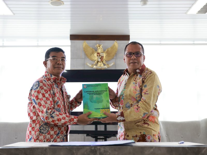 Wali Kota Makassar Moh Ramdhan Pomanto menyerahkan Laporan Keuangan Pemerintah Daerah (LKPD) 2023 Unaudited di Kantor BPK Perwakilan Provinsi Sulsel, Jumat, (15/03/2024). @Jejakfakta/dok. Humas Pemkot Makassar