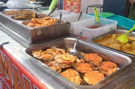 Makanan Khas Mandar "Bau Peapi" Dijajakan Bagi Pemburu Takjil di Masjid Raya Gowa