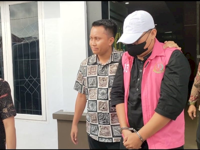 WPP selaku Kabag Umum Sekretariat Daerah Kabupaten Pangkep ditetapkan tersangka Kejari Pangkep dan langsung dilakukan penahanan di Rutan Klas II B Pangkep, Jumat (15/3/2024). @Jejakfakta/dok. Ist.