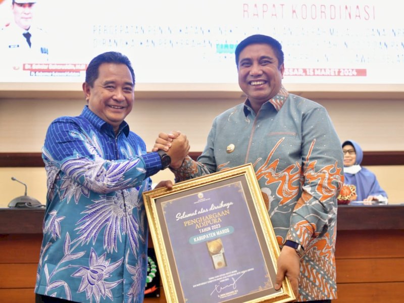 Penjabat Gubernur Sulsel Bahtiar Baharuddin menyerahkan penghargaan dan menyampaikan selamat kepada bupati dan wali kota atas Penghargaan Adipura 2023, di Ruang Rapat Pimpinan Kantor Gubernur Sulsel, Jumat (15/3/2024). @Jejakfakta/dok. Humas Pemprov Sulsel