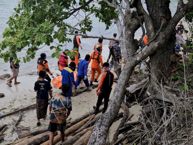 Tim Sar gabungan mengevakuasi korban an. Ahmad Ilham Kholis dan diserahkan ke pihak kerabat di Pulau Kayuadi Selayar, Sabtu (16/3/2024). @Jejakfakta/dok. Basarnas