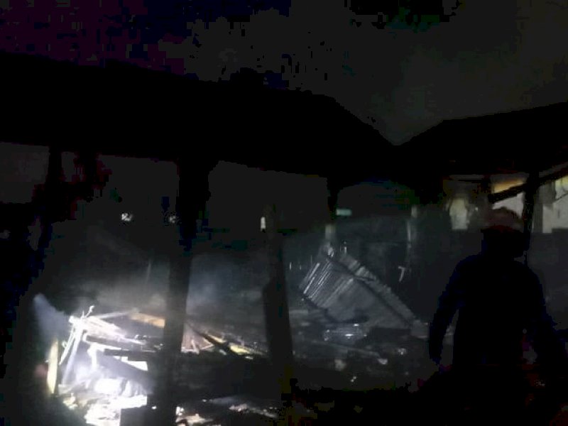 Kebakaran rumah panggung di Jalan Andi Djemma Lorong 2, Kecamatan Rappocini, Kota Makassar, Sabtu (16/3/2024) malam. @Jejakfakta/Samsir