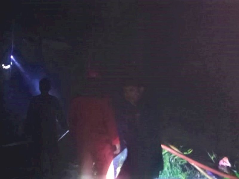 Petugas Damkar Kota Makassar memadamkan api rumah panggung yang terbakar di Jalan Andi Djemma Lorong 2, Kecamatan Rappocini, Makassar, Sabtu (16/3/2024) malam. @Jejakfakta/Samsir