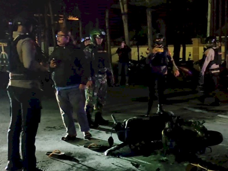 Sebuah motor diduga milik pelaku hangus dibakar massa di Jalan Haji Bau Kecamatan Mariso, Kota Makassar, Minggu (17/3/2024). @Jejakfakta/Atri