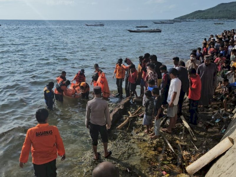 Tim SAR Gabungan kembali menemukan 1 orang korban mengapung di sebelah barat pantai Kayuadi Selayar, Senin (18/3/2024) sekitar pukul 16.20 Wita. @Jejakfakta/dok. Basarnas Makassar
