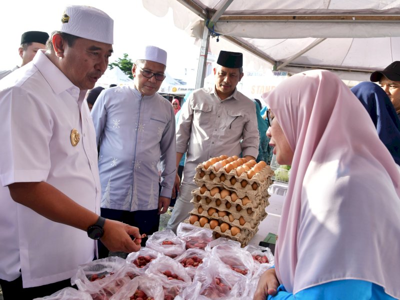 Penjabat Gubernur Sulsel Bahtiar Baharuddin melakukan peninjauan Gerakan Pangan Murah (GPM) di Taman BPJS Center Point of Indonesia (CPI), Minggu (17/3/2024). @Jejakfakta/dok. Humas Pemprov Sulsel