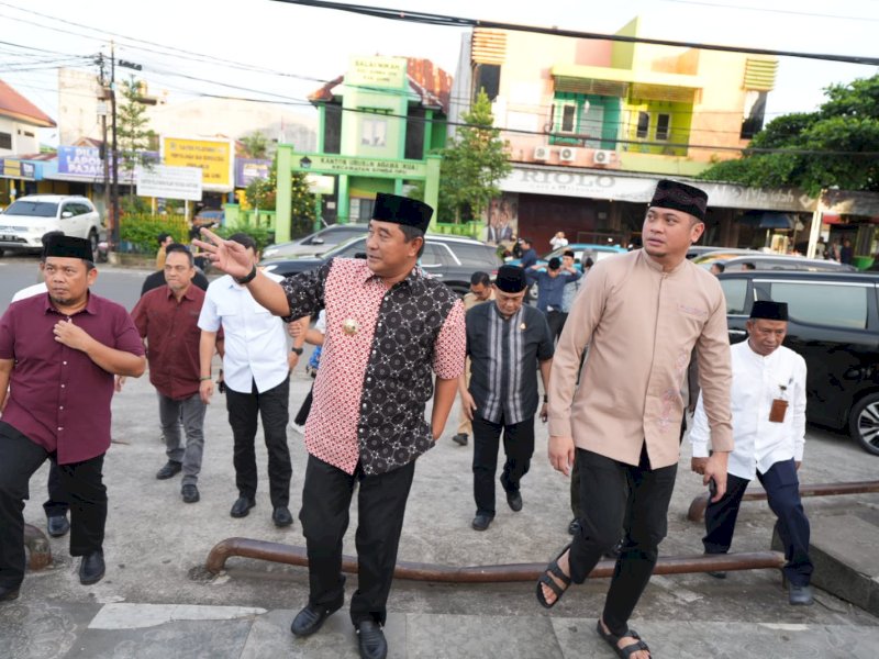 Bupati Gowa, Adnan Purichta Ichsan, saat menyambut kedatangan Pj Gubernur Sulsel Bahtiar Baharuddin, Senin (18/3/2024). @Jejakfakta/dok. Humas Pemprov Sulsel