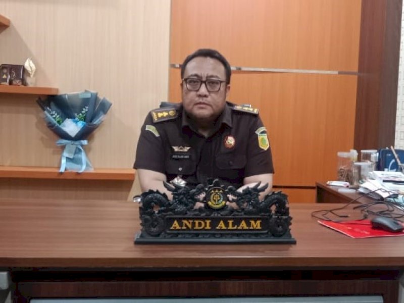 Kepala Seksi Intelijen Kejari Makassar, Andi Alamsyah saat diwawancarai wartawan di ruang kerjanya, Senin (18/3/2024). @Jejakfakta/Samsir