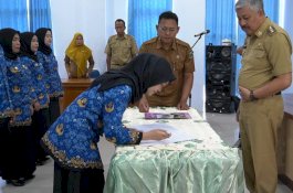 Bupati Pinrang Serahkan SK Pengangkatan Bagi 15 Orang Tenaga PPPK