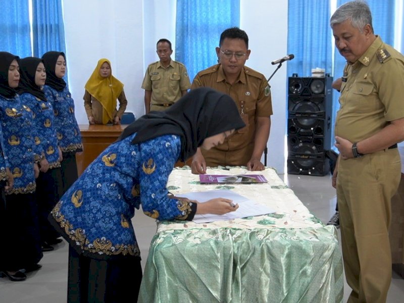 Bupati Pinrang Andi Irwan Hamid menyerahkan Surat Keputusan (SK) pengangkatan bagi para tenaga PPPK Kesehatan di Aula Dinas Kesehatan Kabupaten Pinrang, Senin (18/3/2024). @Jejakfakta/dok. Humas Pemkab Pinrang