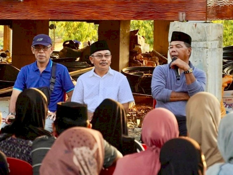 Bupati Bulukumba Andi Muchtar Ali Yusuf mengajak kelompok tani di Kecamatan Gantarang dan Kecamatan Kindang untuk melihat suasana perkebunan bibit unggul miliknya. @Jejakfakta/dok. Humas Pemkab Bulukumba