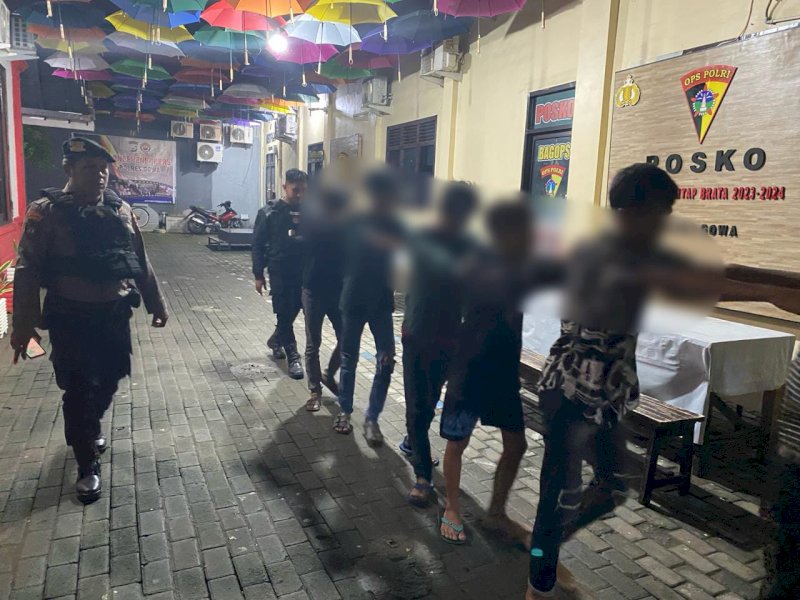 Tim Patroli Perintis Presisi Samapta Polres Gowa mengamankan sejumlah anak jalanan yang kedapatan membawa senjata tajam, Selasa (19/04/2024) jelang sahur. @Jejakfakta/dok. Ist.