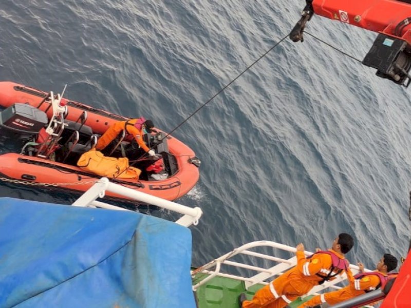 Tim sar gabungan menemukan satu jenazah di Perairan Takabonerate,  dievakuasi oleh KN SAR Kamajaya untuk selanjutnya di bawa ke posko Kayuadi untuk dilakukan identifikasi, Selasa (19/3/2024). @Jejakfakta/dok. Basarnas Makassar