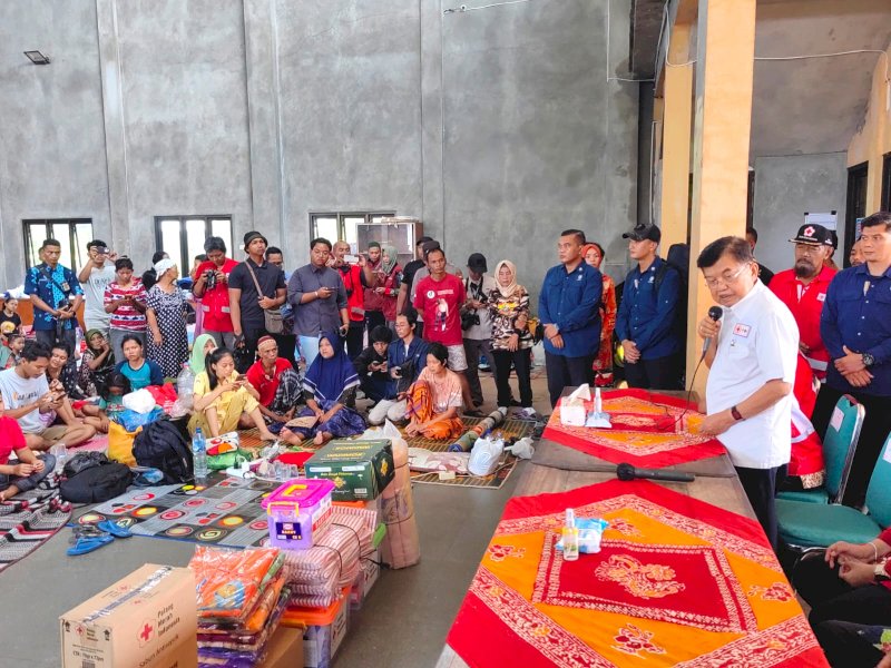 Ketua Umum Palang Merah Indonesia (MI) Jusuf Kalla (JK) memberikan bantuan untuk masyarakat yang menjadi korban bencana banjir di Kabupaten Demak, Jawa Tengah, Rabu (20/3/2024). @Jejakfakta/dok. Humas PMI