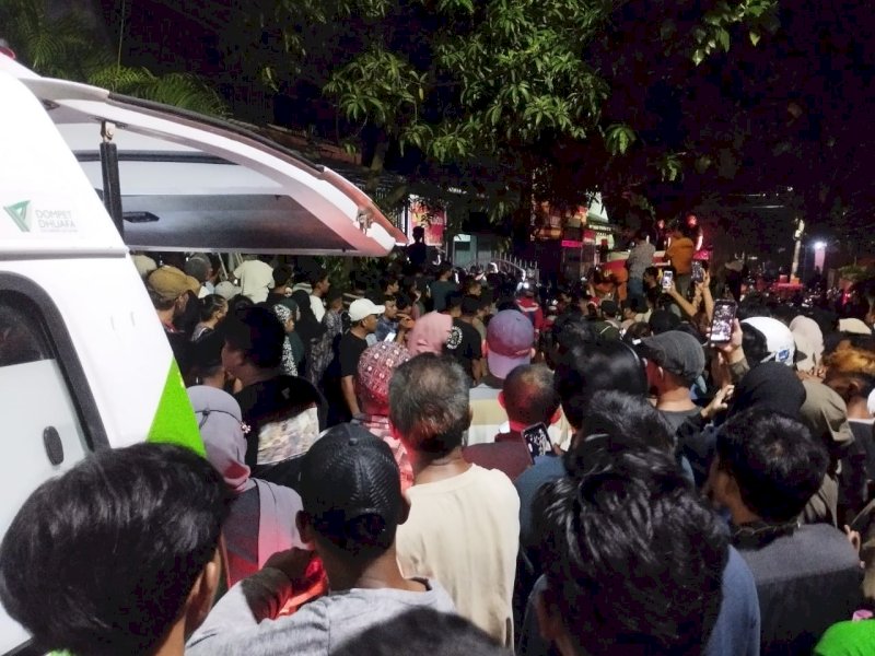 Puluhan warga memadati lokasi kebakaran saat proses evakuasi korban kebakaran di Kelurahan Manggala, Kota Makassar,  Selasa (19/3/2024) malam. @Jejakfakta/dok. Humas Polrestabes Makassar