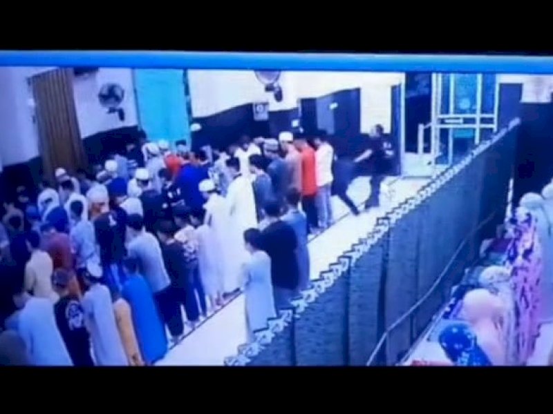 Tangkapan layar rekaman CCTV penganiayaan di Masjid Smansa 81 di Jalan Rajawali, Kecamatan Mariso, Kota Makassar, Selasa (19/3/2024) saat salah subuh berlangsung. @Jejakfakta/dok. Tangkapan layar