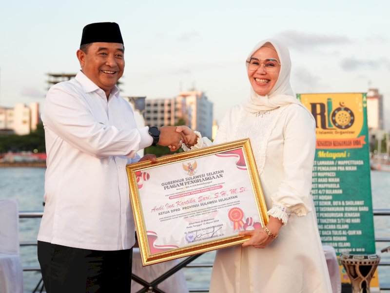 Penjabat Gubernur Sulsel Bahtiar Baharuddin memberikan penghargaan kepada Ketua DPRD Sulsel Andi Ina Kartika yang berjasa mendukung sukses penyelenggaraan Pemilu Serentak Tahun 2024. @Jejakfakta/dok. Humas Pemprov Sulsel