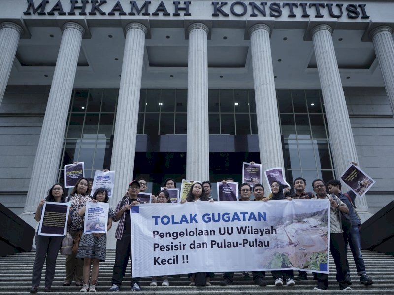 Koalisi untuk Perikanan dan Kelautan Berkelanjutan (KORAL) mengajukian permohonan Sahabat Pengadilan sebagai bentuk penolakan gugatan Uji Materi (Judicial Review) Undang-Undang Pengelolaan Wilayah Pesisir dan Pulau-Pulau Kecil, Kamis (1/2/2024). @Jejakfakta/Foto: Ist.